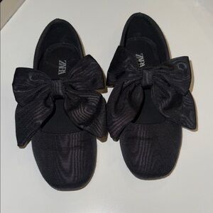 Zara GIRLS 10.5 Black Ballet Flats with Bows. WORN ONCE.